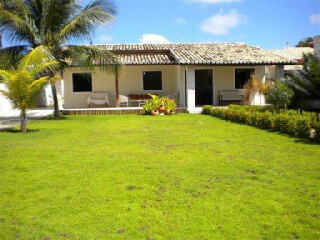 Casa de temporada em Guarajuba, Camacari Bahia. Aluguel Temporada - Condominio Mar Azul - Casa 34 com piscina e churrasqueira a 300 metros do mar